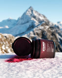 Pot Stamox ouvert sur fond enneigé, poudre de betterave rouge