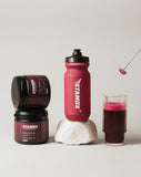 Pot Stamox, bouteille d'eau rouge et verre de jus de betterave sur fond neutre