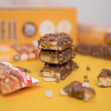 Nutri-Bay | FULFILL - Barretta vitaminica e proteica (55 g) - Cioccolato, arachidi e caramello